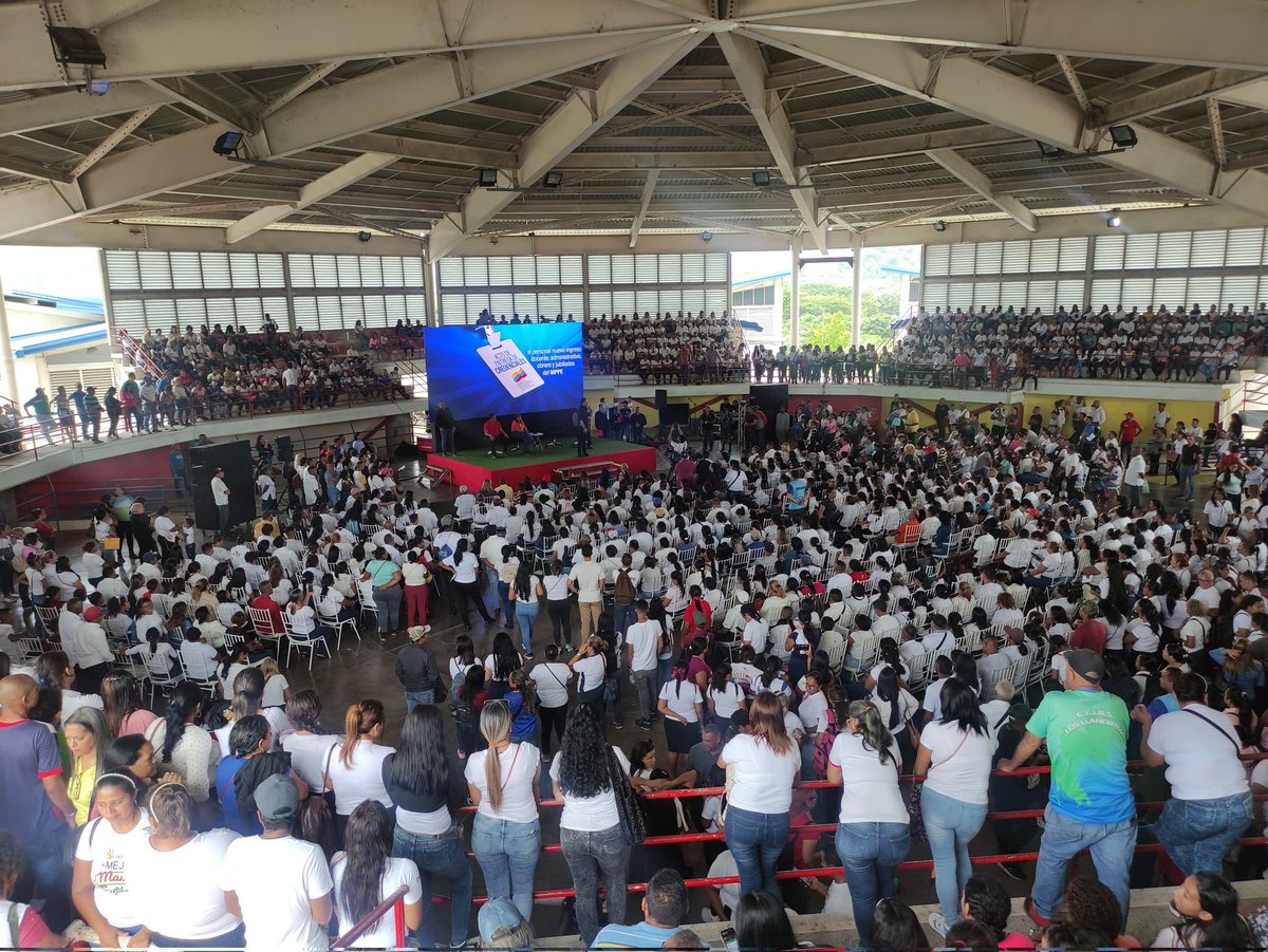 #VenezuelaVaConTodo
El gobierno nacional liderado por el Pdte. <a href="/NicolasMaduro/">Nicolás Maduro</a> entregó, 4498 credenciales de titularidad a los  nuevos ingresos del personal docente, obrero y administrativo del @MPPEDUCACION en el estado Guárico, y 1929 a jubilados. Mediante el 1X10 <a href="/_LaAvanzadora/">Yelitze Santaella</a>