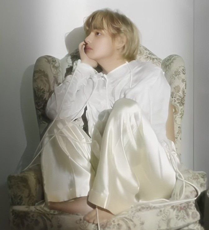 softoytaetae's tweet photo. kittae is thinking https://t.co/yS95j4V8sI