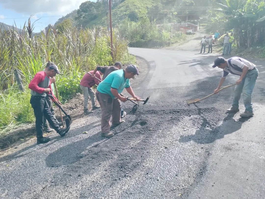 GobTrujillo's tweet photo. EsNoticia 📢|| Realizados trabajos de escarificación y asfaltado de más de 500TN en bacheo, carpeta corrida y de nivelación en el sector Jiménez, del municipio Boconó, gracias a @nicolasmaduro y su Plan de recuperación de la vialidad del estado.
#VenezuelaVaConTodo https://t.co/V8LinYU8B4