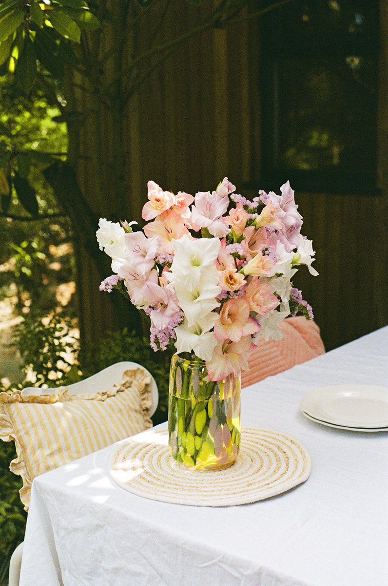 So glad that gladioli are BACK 💅 

Drop us a 💛 if you are too!