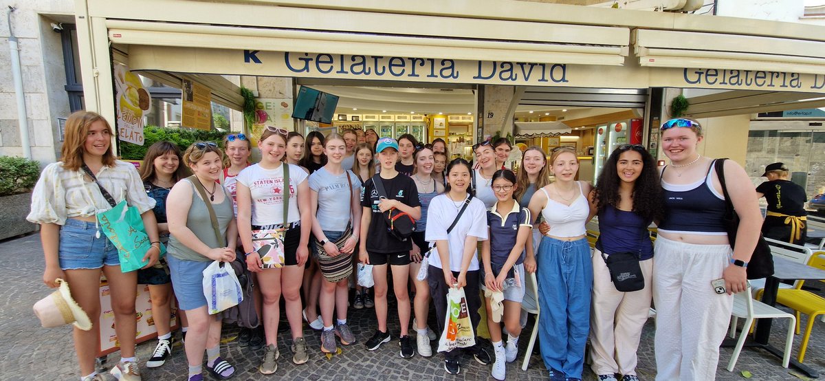 ClassicsRHSB's tweet photo. Souvenir shopping and gelato experience in Sorrento and now we're en route to the airport. "Say Plinyyyy!" What a fantastic bunch of students to take away an adventure this #ActivitiesWeek @RoyalHighBath https://t.co/gkYL3asbvE