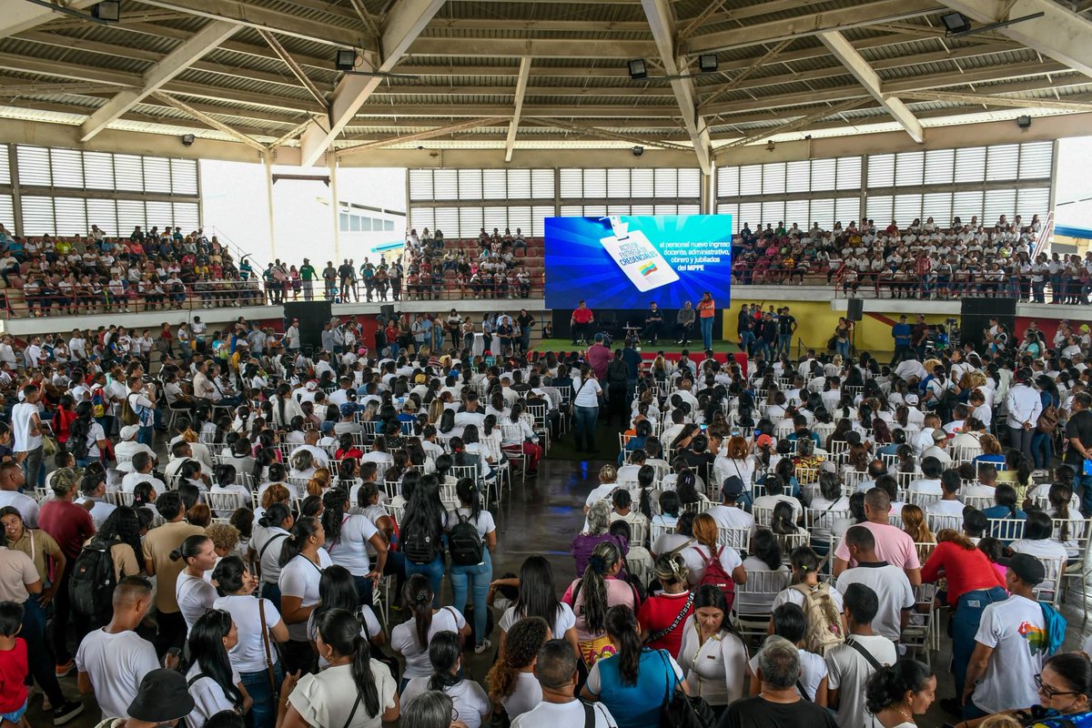 #VenezuelaVaConTodo
¡Compromiso e inclusión! 

Honramos la dedicación de nuestros/as trabajadores/as. Desde la Villa Olímpica, en Guárico, realizamos la entrega de credenciales de 1929 jubilaciones y 4498 titularidades al personal docente, administrativo y obrero.
<a href="/NicolasMaduro/">Nicolás Maduro</a>
