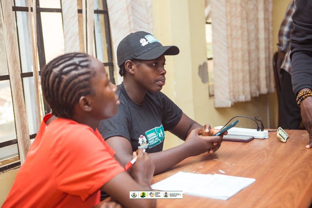 enugusmeagency's tweet photo. The Presidential Conditional Grant Enumeration Exercise in Pictures! 

Following FG directives, applicants visited the nearest center. Here's a look at the Enugu SME Agency office where documents were sorted.

1/2

#PresidentialGrant #EnuguState  #ESMECommunity https://t.co/BzB0LDND8M