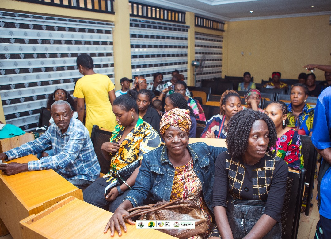 enugusmeagency's tweet photo. The Presidential Conditional Grant Enumeration Exercise in Pictures! 

Following FG directives, applicants visited the nearest center. Here's a look at the Enugu SME Agency office where documents were sorted.

1/2

#PresidentialGrant #EnuguState  #ESMECommunity https://t.co/BzB0LDND8M