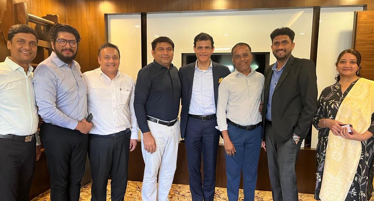 Habibws1's tweet photo. Had a great meeting with @TheAnujPuri! Been meeting often, and our discussions on land, transactions, workforce talent, are highly productive. Very impressed with @ANAROCK and excited for our win-win collaboration. Shared about my new venture, VISTA, which really intrigued Anuj! https://t.co/cUoZd55wwC