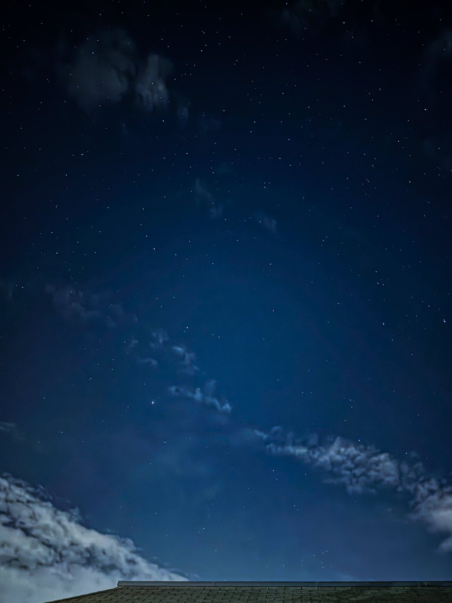 hakochair's tweet photo. iPhoneのナイトモードで夜空を撮りながら庭チェアリング。普段は気がつかないだけで、こんなにも多くの星があるということに驚く。今日もおつかれさまでした。 https://t.co/NMipcnjxmL