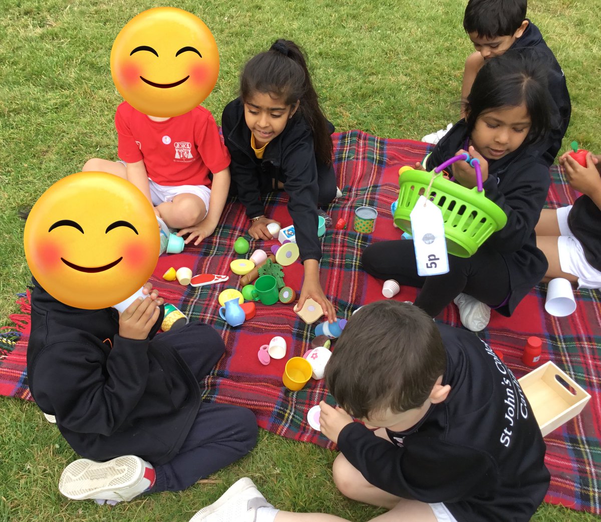 SJC_Infants's tweet image. The children in #SJCR5 enjoyed having a pretend picnic on the front lawn this afternoon. #SJCInfants #SJCReception