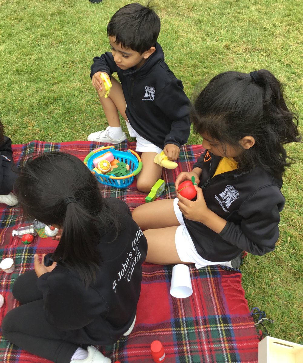 SJC_Infants's tweet image. The children in #SJCR5 enjoyed having a pretend picnic on the front lawn this afternoon. #SJCInfants #SJCReception