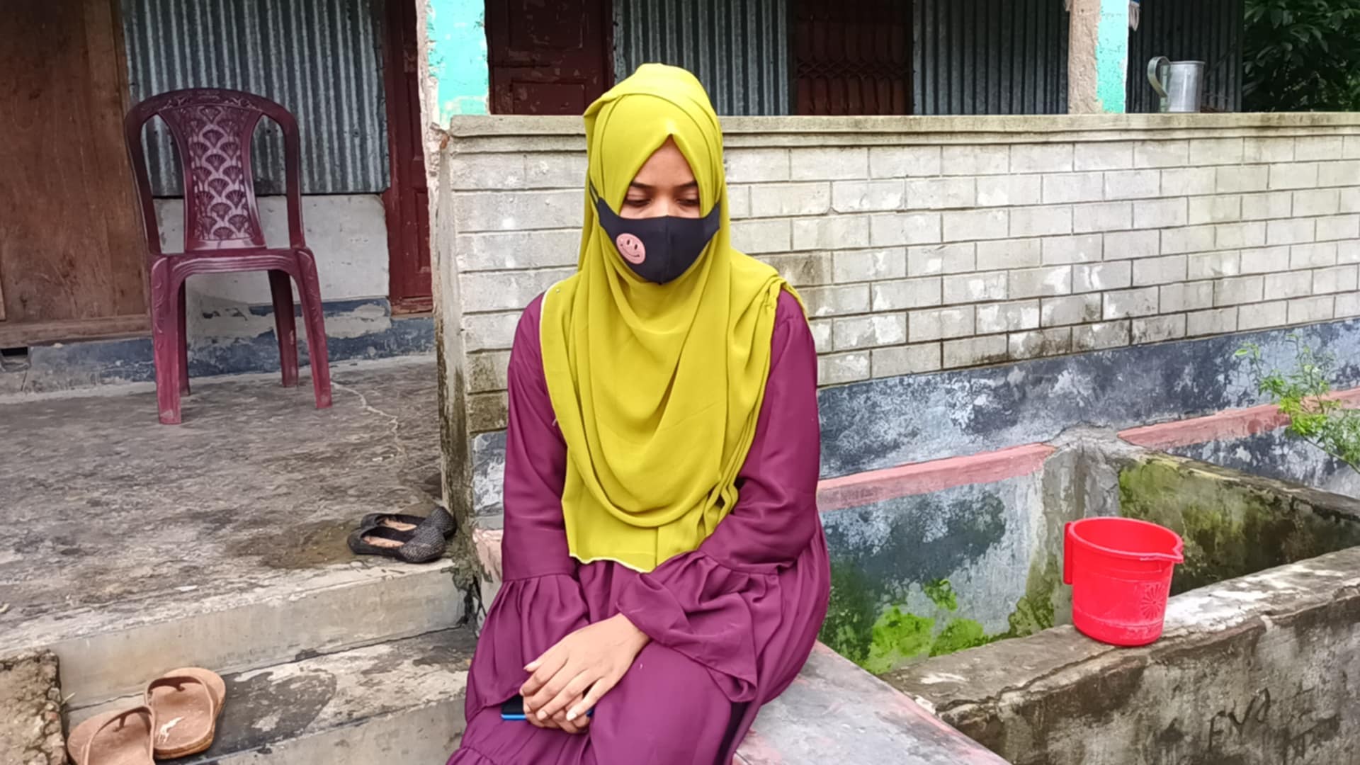 কালিয়াকৈরে পুলিশ সদস্যের বাড়িতে বিয়ের দাবিতে তরুনীর অনশন