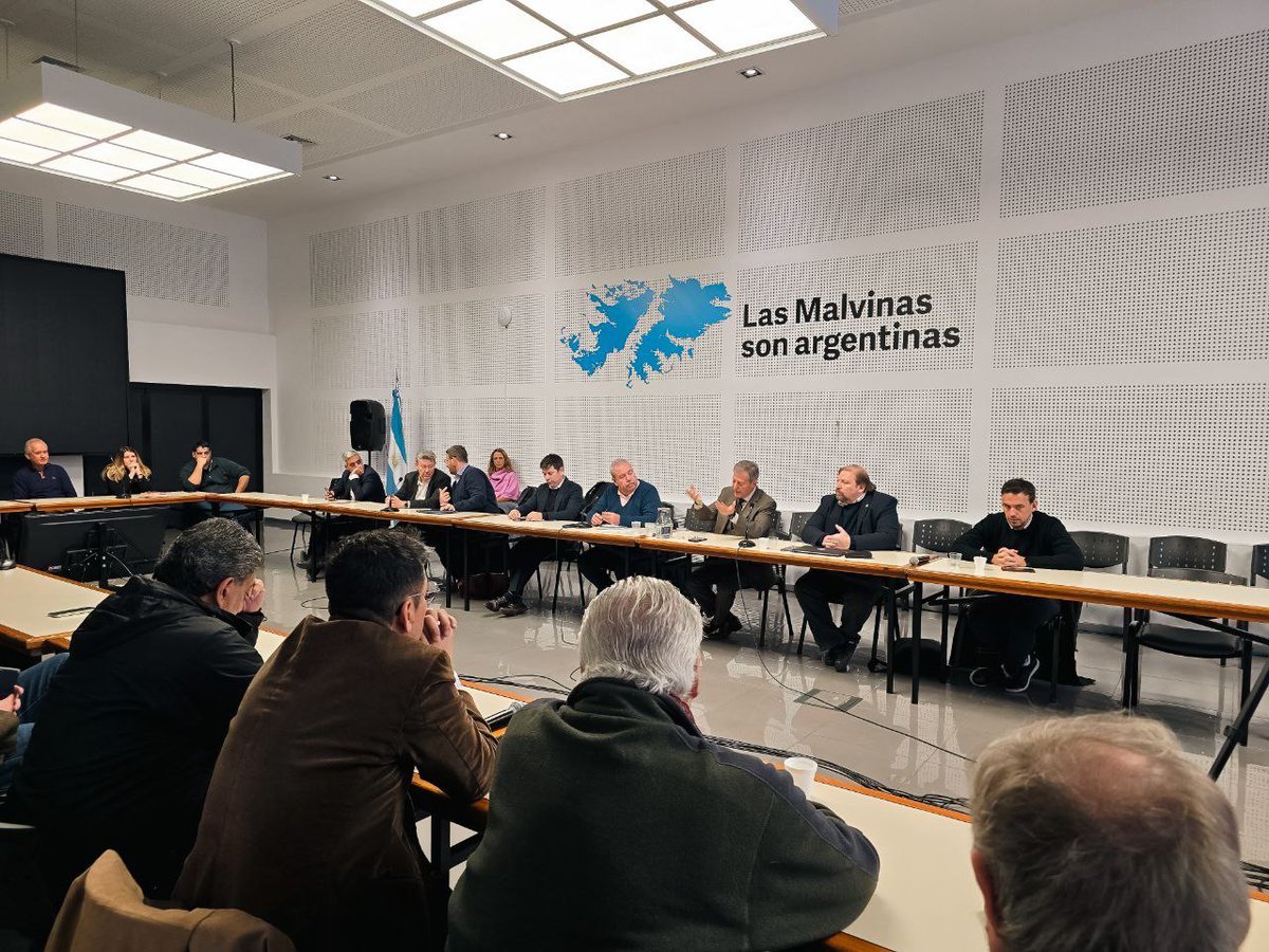 Ahora, reunión del Frente Sindical de Universidades Nacionales con representantes del Consejo Interuniversitario Nacional. Por CONADU Histórica están presentes, las y los integrantes de la Mesa Ejecutiva: Francisca Staiti, Karina Dodman, Antonio Rosselló y Patricio Grande.
