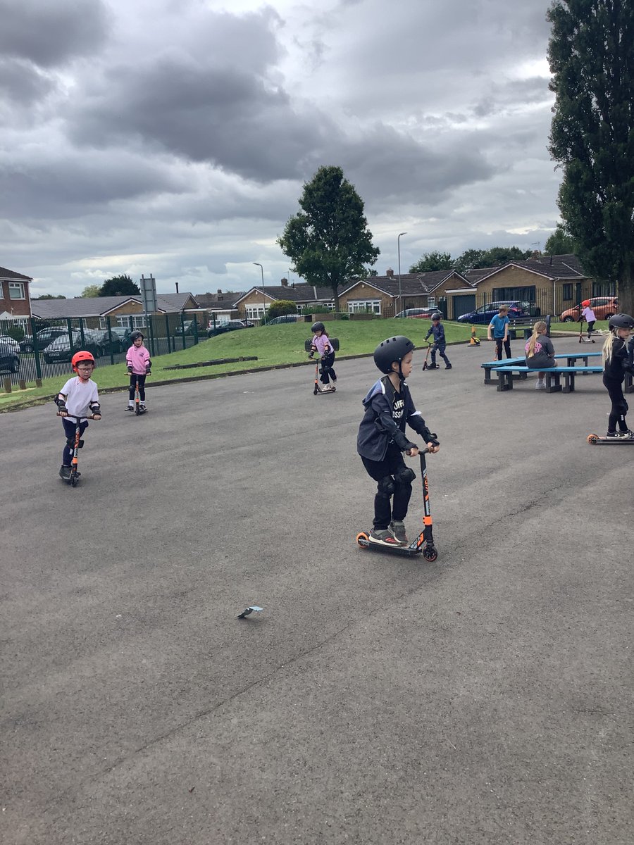 TheGlebePrimary's tweet photo. 2C enjoyed using the scooters and learnt lots about keeping ourselves safe. https://t.co/HTkX8FPDZ3