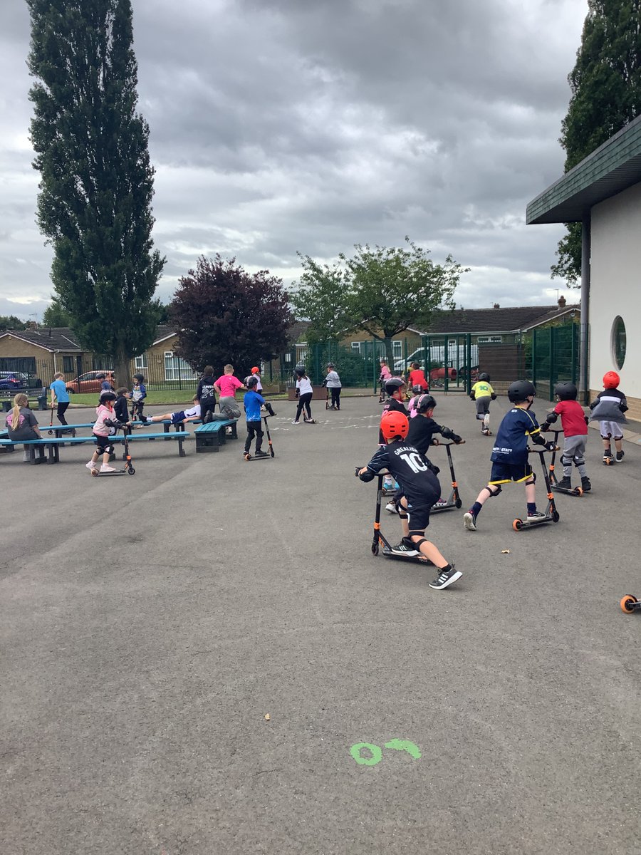 TheGlebePrimary's tweet photo. 2C enjoyed using the scooters and learnt lots about keeping ourselves safe. https://t.co/HTkX8FPDZ3