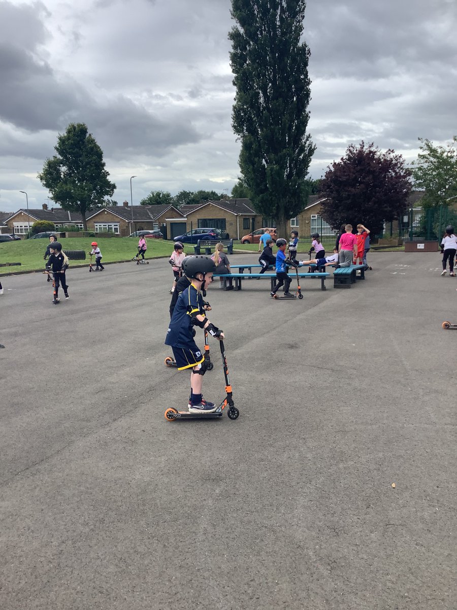 TheGlebePrimary's tweet photo. 2C enjoyed using the scooters and learnt lots about keeping ourselves safe. https://t.co/HTkX8FPDZ3