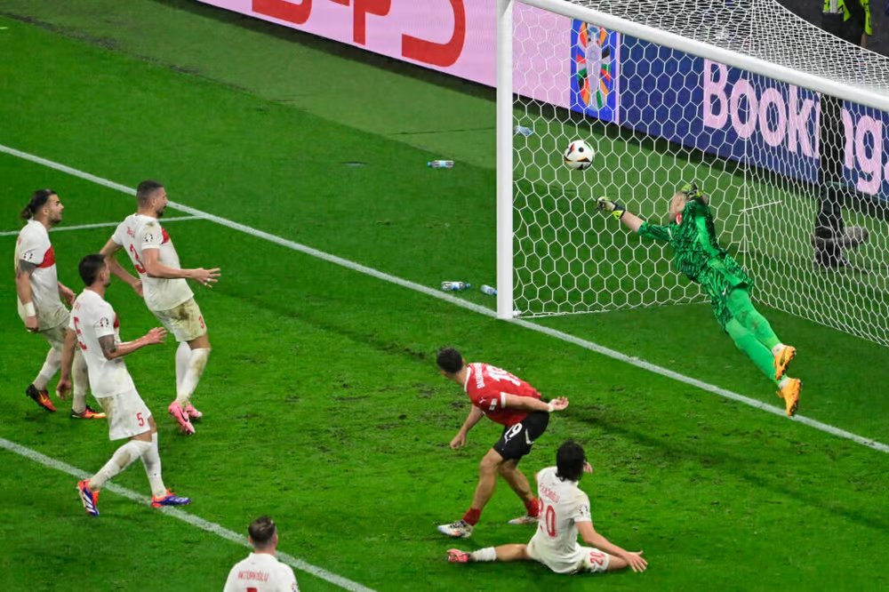 omermuratx's tweet photo. The New York Times'ın eski kaleci olan spor yazarı Mert Günok'un kurtarışının her salisesini analiz eden bir yazı yayınladı. Şöyle diyor:

Şimdiye kadar gördüklerimin en iyilerinden biri olduğunu söylerken abartmıyorum.

İngiltere kalecisi Gordon Banks'in Brezilya'ya karşı 1970 Dünya Kupası'nda Pele'nin vuruşunu ikonik bir şekilde kurtarmasını anımsatan inanılmaz bir kurtarıştı.

Yağmurlu bir gecede, böylesine önemli bir anda Günok'un kaleye doğru geri dönüp sırılsıklam bir zeminde seken topu kurtarması muhteşemdi.