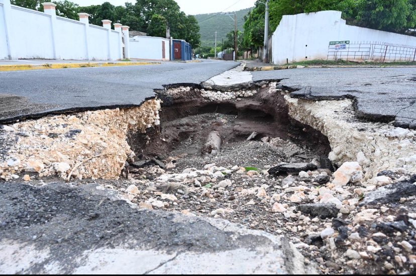 CAUTION:

A section of Deanery Road, near Mountain View Ave, has collapsed.