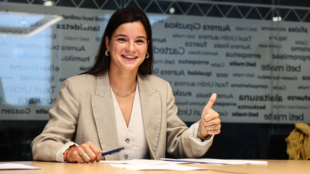 🏟 Ya conoce su nueva casa.

🔃 RT si quieres verla en el terreno de juego 🤩

#VioletaTxuriUrdin