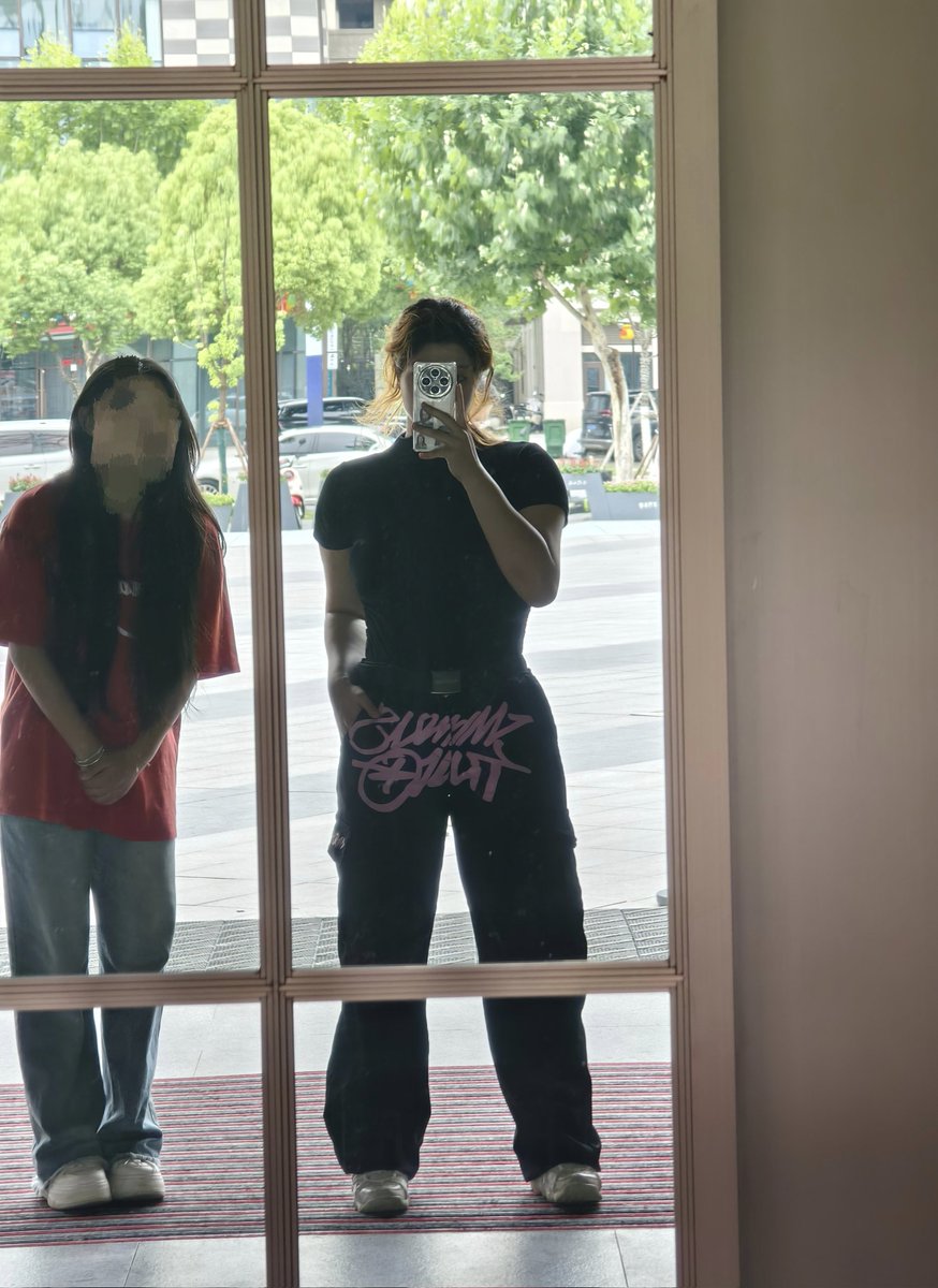 yongliYe's tweet photo. 光看站姿就知道我强的可怕 #四爱女攻 #四爱 #第四爱 #4i https://t.co/NbIXENeGjT