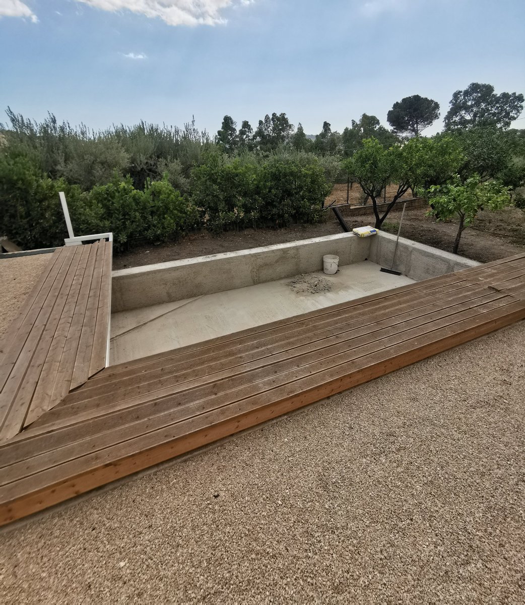 MisSunshine___'s tweet photo. "che bello quest'anno mi abbronzerò subito, tanto anche se sto a casa nelle pause studio sto in piscina" 

La piscina: https://t.co/hbfJmIF8XB