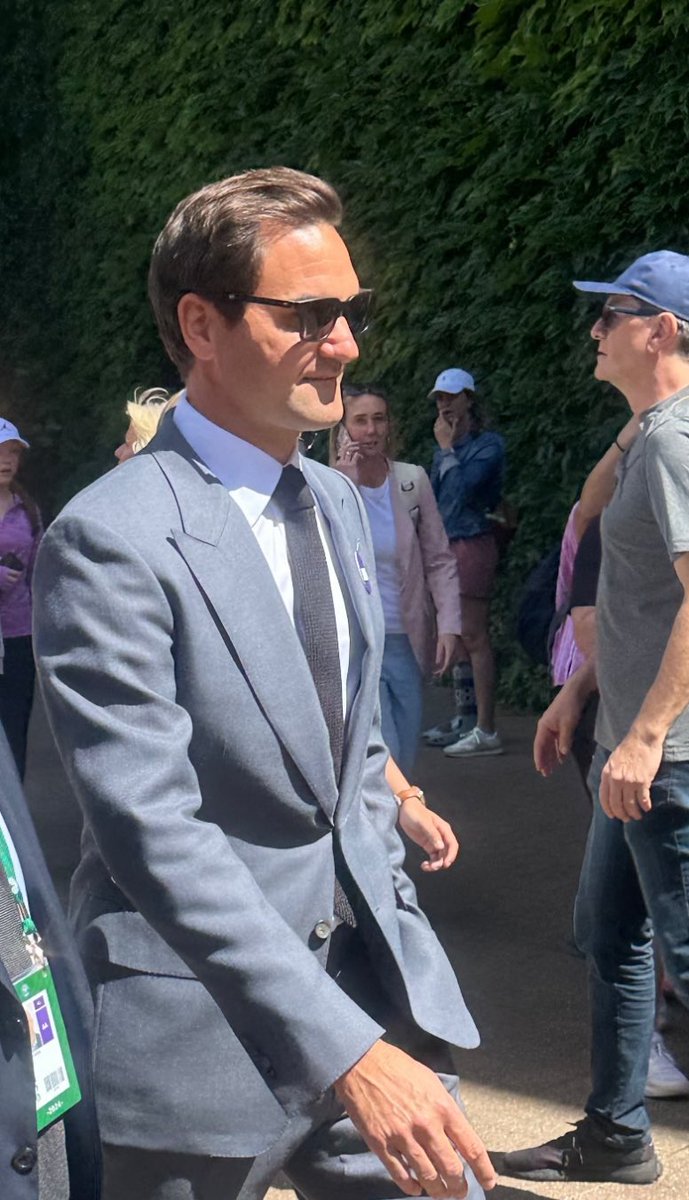 4everRFfan's tweet photo. Roger Federer at Wimbledon as classy as ever 🇨🇭😎🌱😍
(📸 Manuel Sanchez) https://t.co/RklUgywhHF