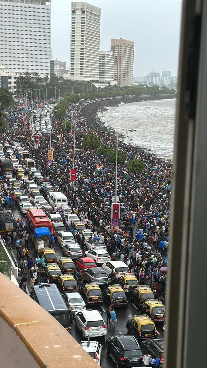 GabbbarSingh's tweet photo. While Pat Cummins booked an Uber to go home with his trophy after landing at the Airport and shaking hands with 5 people https://t.co/hg6ZshCSaQ