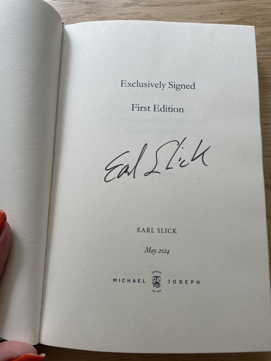 Weird_n_Gilly's tweet photo. Read it in just two sittings! The incredible ‘Guitar’ by ⁦@real_earl_slick⁩ 
What a story, what a life, what a guitar player ⚡️✨
#NoPlanB #Slicky #BowieBooks 
Bought my signed copy from ⁦@burningshednews⁩ https://t.co/cJUJhlBuS1
