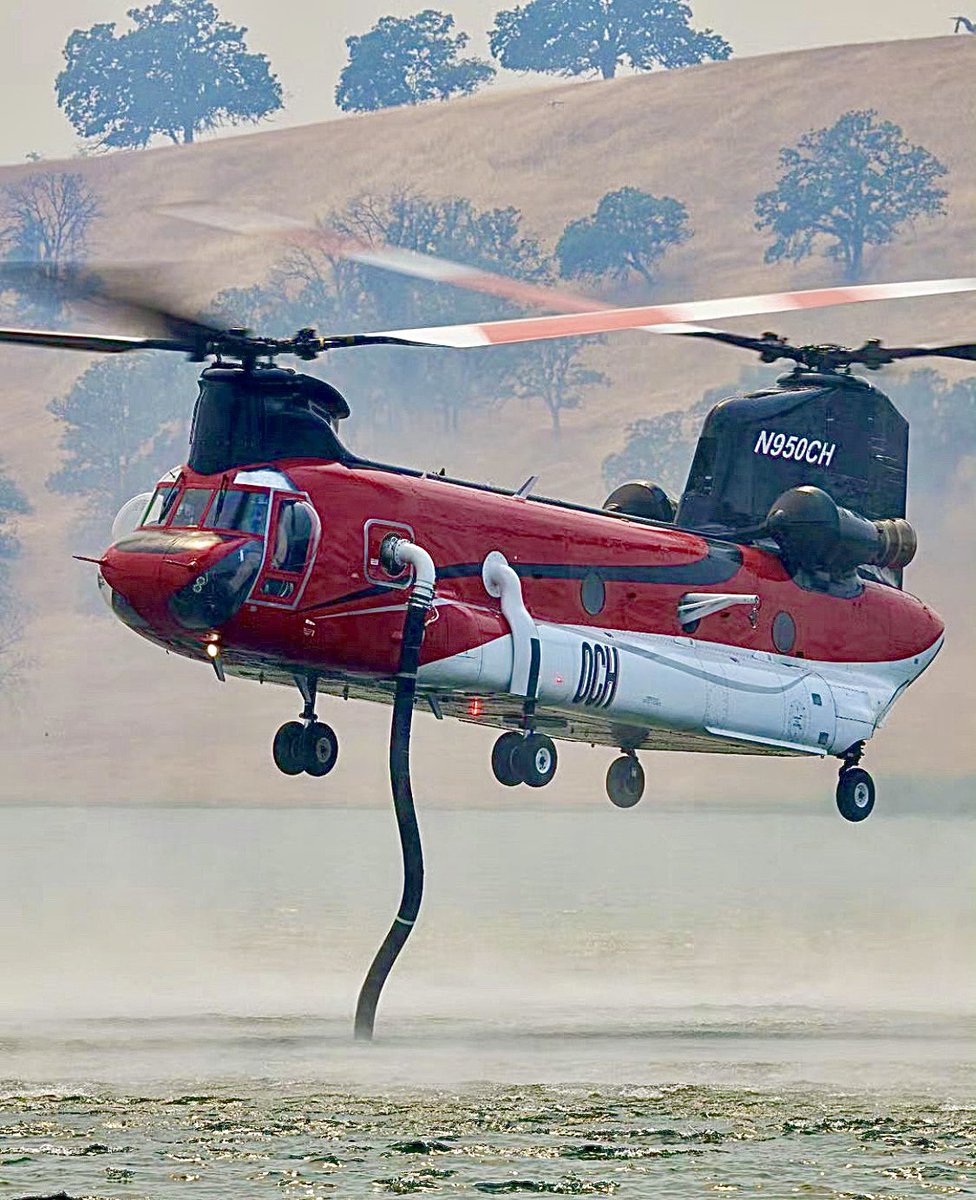 MetroAirOps's tweet photo. One of our neighbors at McClellan. #Helimax CH-47 helping out at the #SitesFire in June. Their 2 helicopters are fighting fires around the state

#AerialFirefighting #Chinook https://t.co/islP2naITM