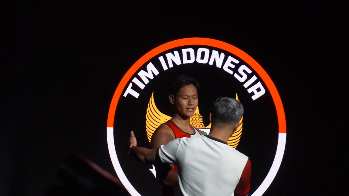 Joe Aditya Bersama CdM Anindya Bakrie pamerkan karya Didit Hediprasetyo untuk di Olimpiade Paris 2024
