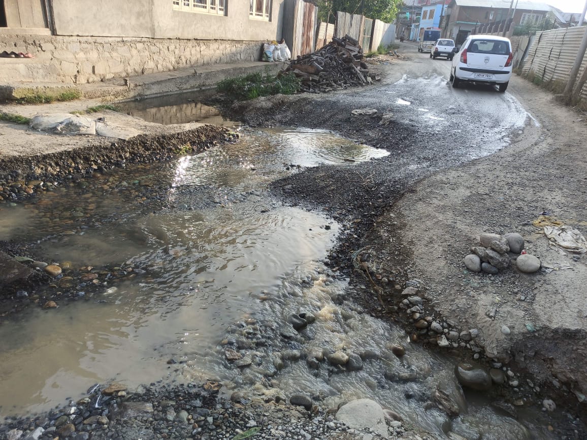 rtimuzaffar's tweet photo. Chadoora Pulwama Road at village Bugam. Have been raising this issue for a long time. Request authorities to act 
@diprjk @RnBkashmir @PMGSYSrinagar @xenrnbchadura @PBudgam @DC_Budgam @OfficeOfLGJandK https://t.co/OyfFQXdaf4