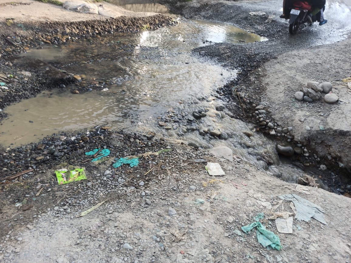 rtimuzaffar's tweet photo. Chadoora Pulwama Road at village Bugam. Have been raising this issue for a long time. Request authorities to act 
@diprjk @RnBkashmir @PMGSYSrinagar @xenrnbchadura @PBudgam @DC_Budgam @OfficeOfLGJandK https://t.co/OyfFQXdaf4
