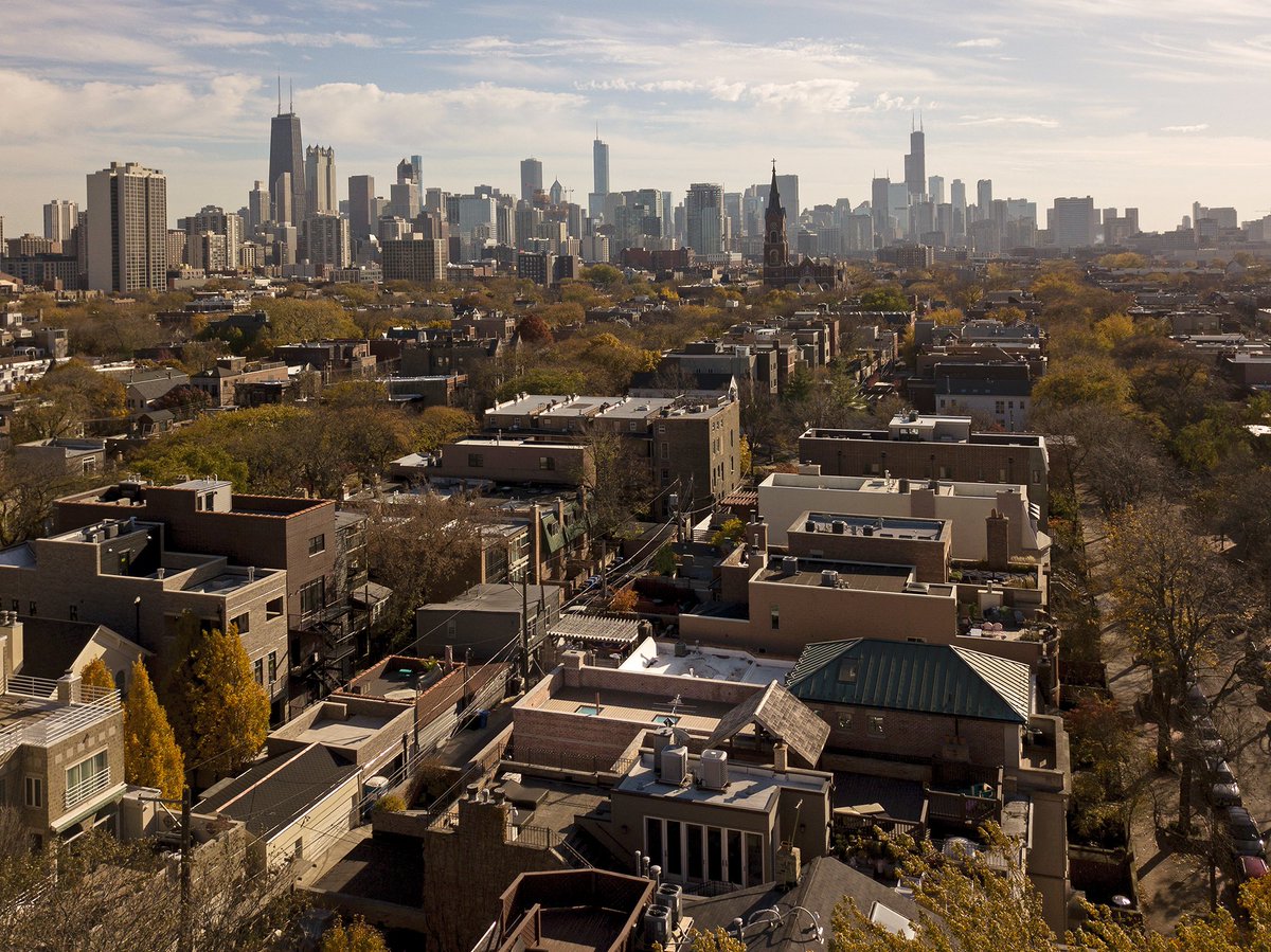 Happy #IndependenceDay to our American colleagues <a href="/fakrousa/">FAKRO Skylights & Attic Ladders</a> . Here's some photos of our DXW walk on flat roof window with the beautiful Chicago backdrop 📷
#4thofjuly #4th #4thofjuly2024 #chicago #windycity #fakro #roofwindows #flatroofwindows #roofing #DXW