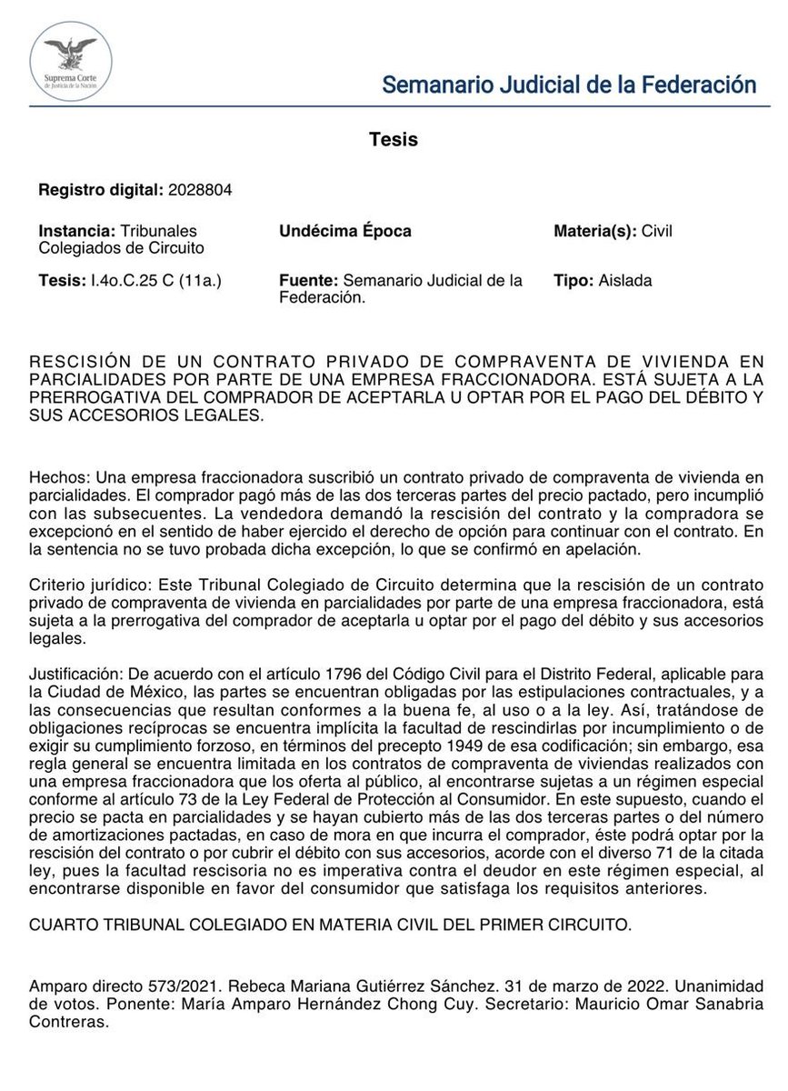 MoraErica's tweet photo. ‼️Una persona estuvo a punto de perder su patrimonio, una vivienda que compró a parcialidades, y es que cuando ya había cubierto más del 60 por ciento del crédito, enfrentó problemas para seguir pagando. Un Tribunal Colegiado de Circuito del #PJF lo amparó para que no pierda su vivienda.
✅Esta sentencia significa una mayor protección para los compradores frente a los desarrolladores inmobiliarios, quienes ante un caso de incumplimiento de pagos no podrán rescindir unilateralmente el contrato, sin antes darle oportunidad al comprador de pagar lo pendiente.
⚖️A propuesta de la Magistrada María Amparo Hernández @MaHdzChongCuy, el Tribunal reconoce que es derecho del comprador elegir entre aceptar que se rescinda o cancele el contrato o continuar con el contrato poniéndose al corriente en el pago de las mensualidades vencidas.
✳️La sentencia protege al consumidor y da seguridad jurídica, ya que en casos de incumplimiento en la compraventa, la elección entre la rescisión del contrato o la exigencia de su cumplimiento forzoso queda en manos del comprador y no del vendedor, y así se evita que pierda su patrimonio como lo han sufrido familias mexicanas.
📍Es importante tener presente que los derechos del consumidor operan en todos los contratos o relaciones de consumo, aunque no se haya estipulado o previsto en el clausulado e incluso aunque existieran cláusulas que los excluyan, porque deberán tenerse por no puestas.