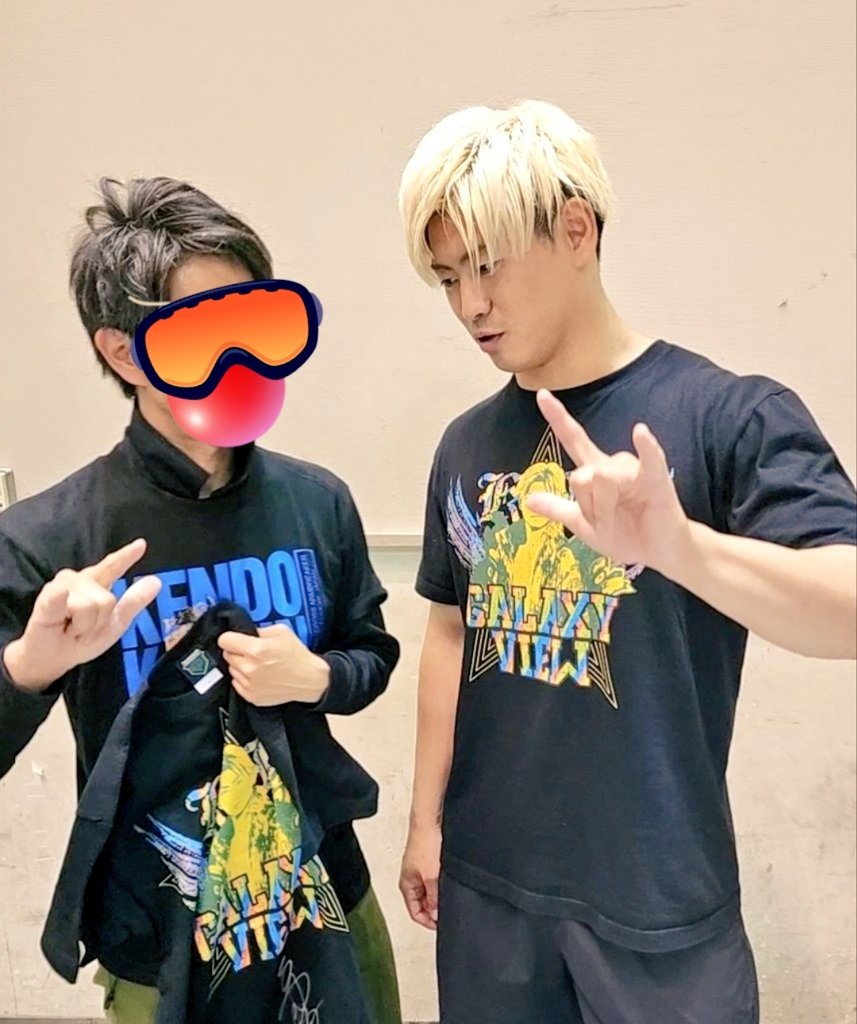 Ikkyunikukyu's tweet photo. #これを見た人は無言で去年7月に撮った写真を貼る
ご本尊に正しい🤟の指導を受ける僕💫
#GALAXYVIEW
#noah_ghc
#無言とは https://t.co/R3eWuXxCWI