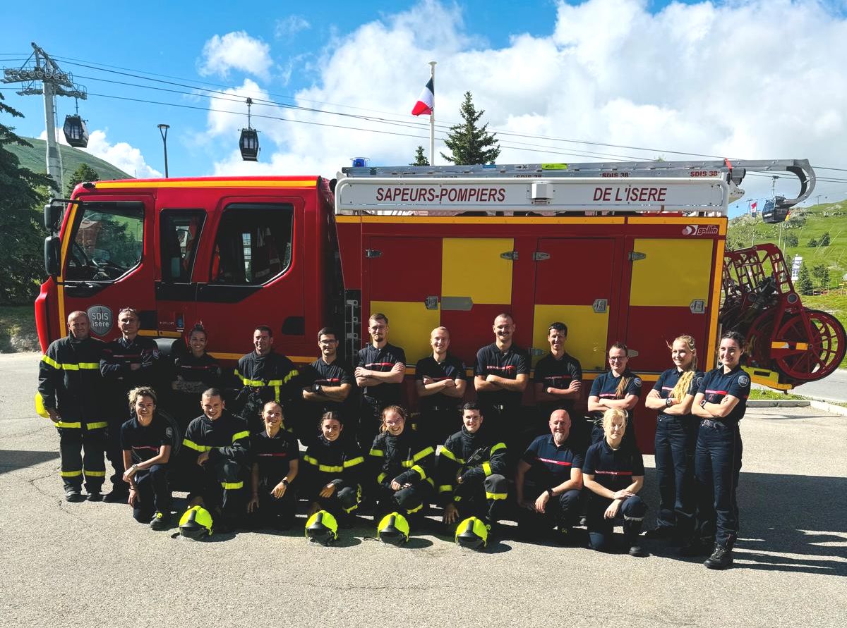 sdis38's tweet photo. 🌄 Cet été, 43 sapeurs-pompiers recrutés sous contrat CDD renforcent les effectifs du @sdis38 en Oisans (Huez, Deux-Alpes, Bourg-d’Oisans) et dans le Vercors (Villard-de-Lans). Bonne saison ! https://t.co/AcZUKg92QL