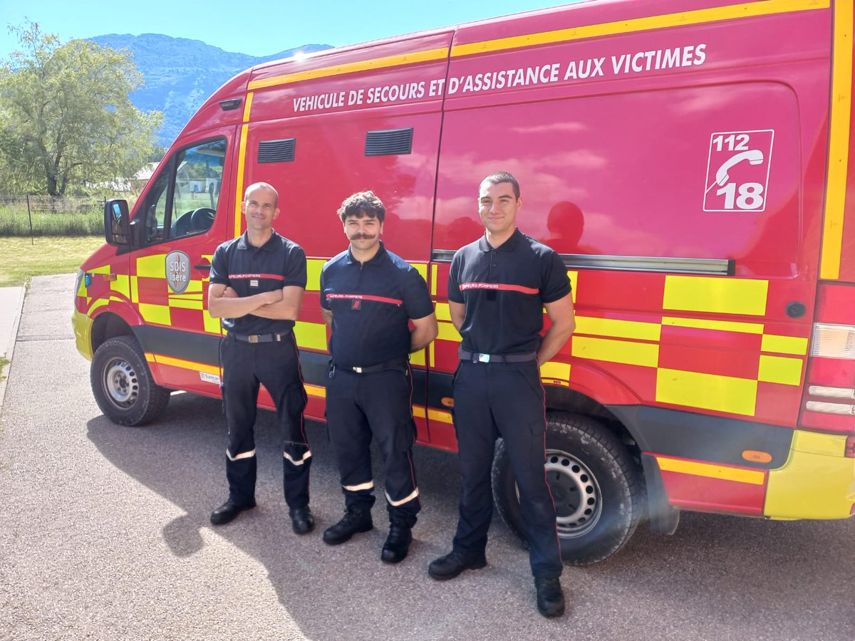 sdis38's tweet photo. 🌄 Cet été, 43 sapeurs-pompiers recrutés sous contrat CDD renforcent les effectifs du @sdis38 en Oisans (Huez, Deux-Alpes, Bourg-d’Oisans) et dans le Vercors (Villard-de-Lans). Bonne saison ! https://t.co/AcZUKg92QL