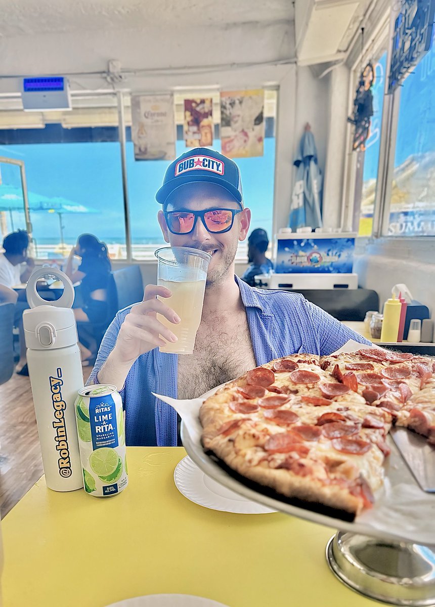 Daytona Beach had the best 3-hit combo of birds, beach and pizza. 🐦 🏝️ 🍕