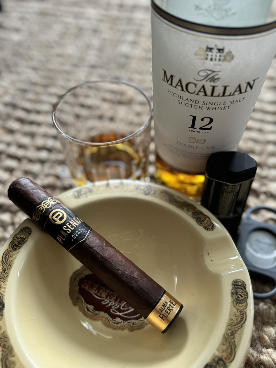dosramoscigars's tweet photo. Happy 4th of July 🇺🇸 #CigarAficionado #CigarLife #Cigars #DosRamosCigars https://t.co/evreSKyoEb