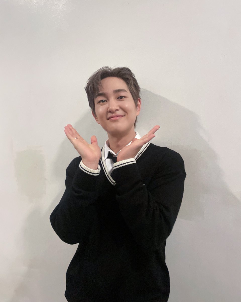 ONEW_GRIFFIN's tweet photo. Manila😊💕

#온유 #ONEW #GUESS #ONEW_GUESS https://t.co/hgusfZ3pNT