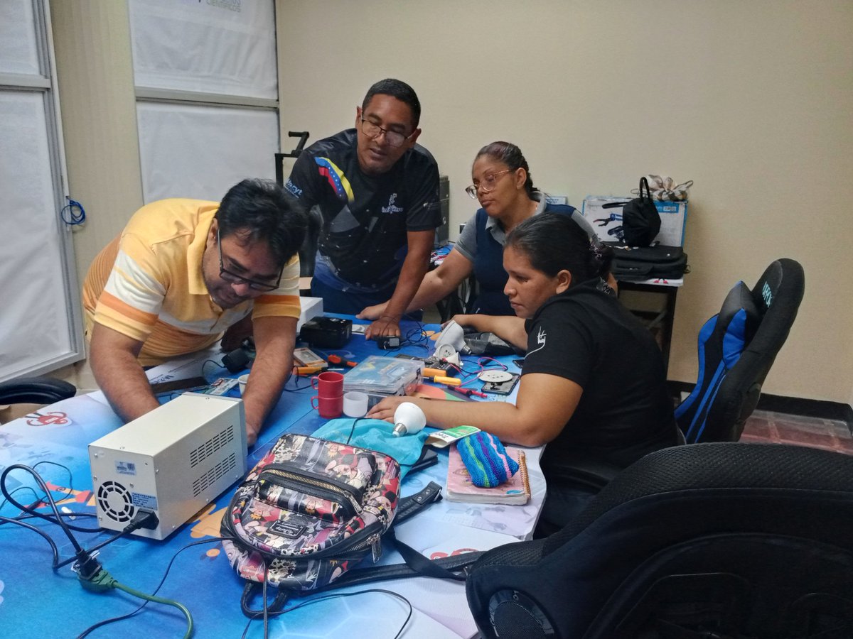 #EnDesarrollo Desde la instalaciones del <a href="/megainfocentro7/">Mega Infocentro Lara Lar07</a>  equipo de robótica Lara continua  con taller formativo de electrónica dictado por el compañeros <a href="/melendez_74/">ramon melendez</a>
<a href="/LaRosaInfoVE/">LaRosaInfoVE</a> 
<a href="/InfocentroOce/">Infocentro_Vzla3</a>