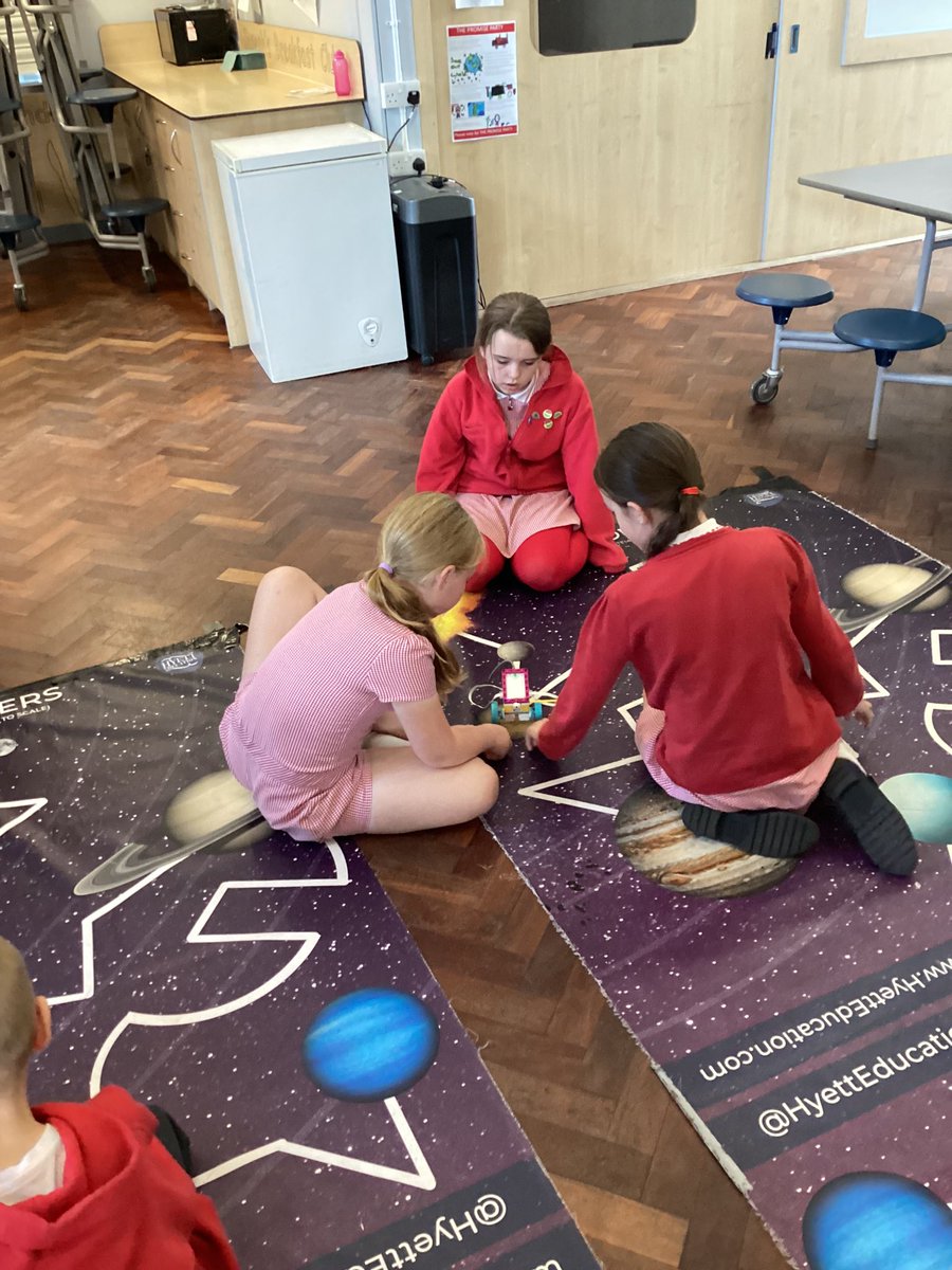 MIssBai69392016's tweet photo. We have been programming our Lego robots #year4 #joeyscomputing @rafyouthengage @stjs_staveley https://t.co/PUvsgv9aLk