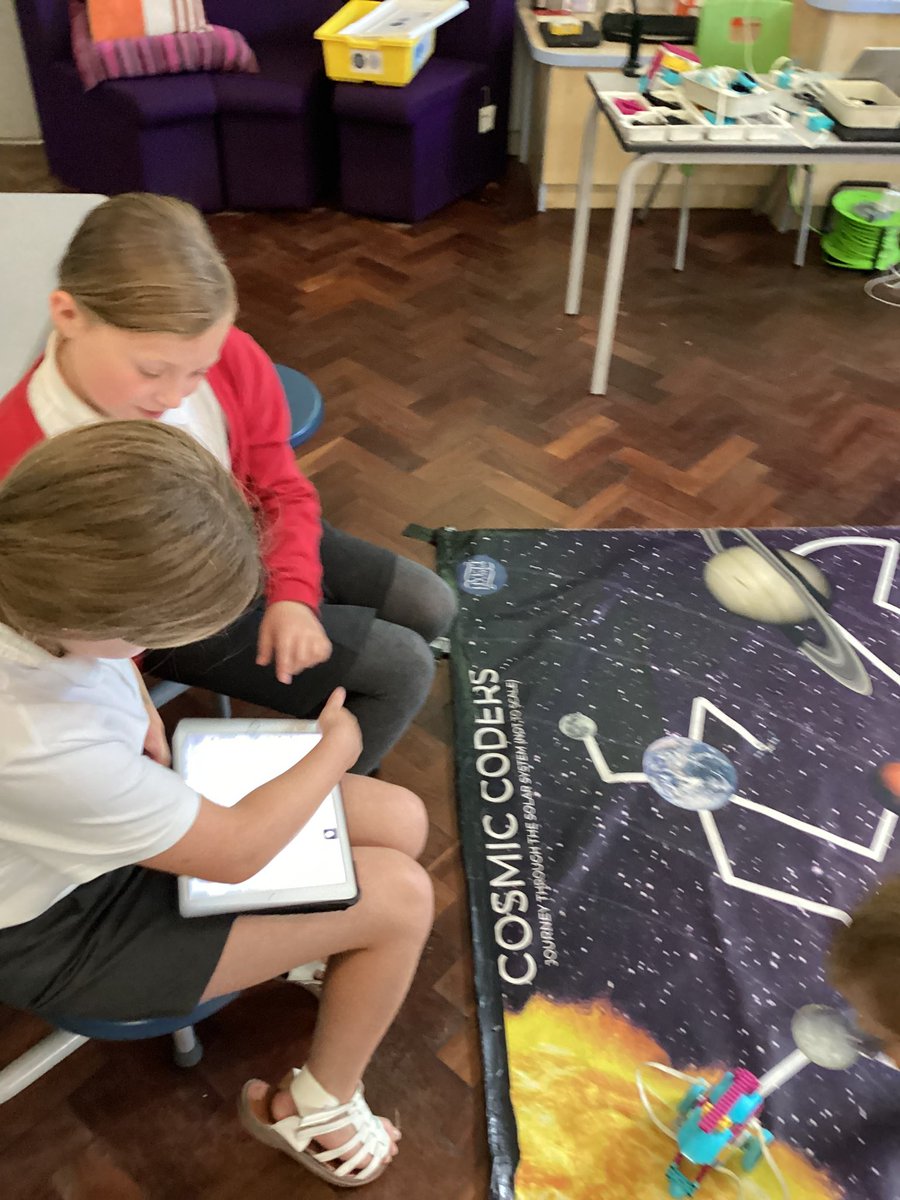 MIssBai69392016's tweet photo. We have been programming our Lego robots #year4 #joeyscomputing @rafyouthengage @stjs_staveley https://t.co/PUvsgv9aLk