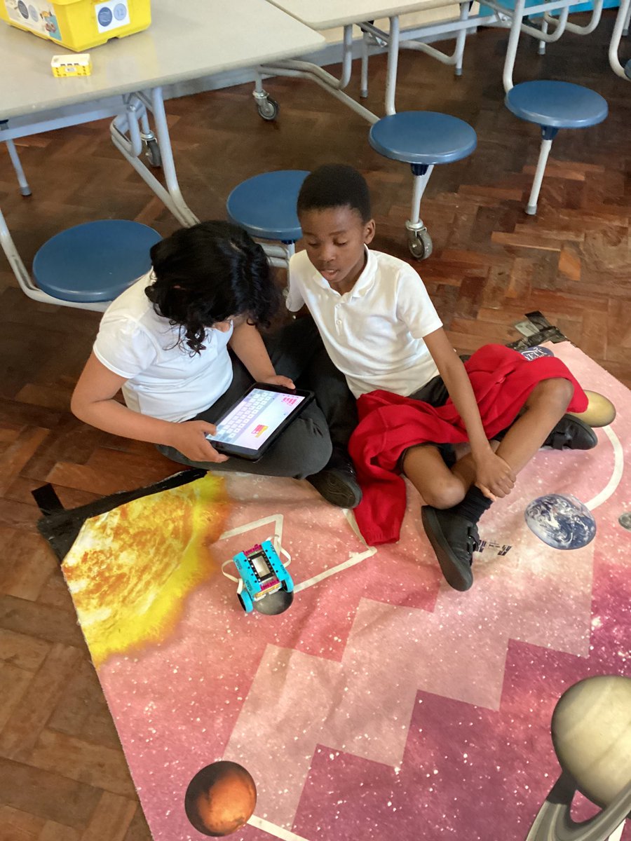 MIssBai69392016's tweet photo. We have been programming our Lego robots #year4 #joeyscomputing @rafyouthengage @stjs_staveley https://t.co/PUvsgv9aLk