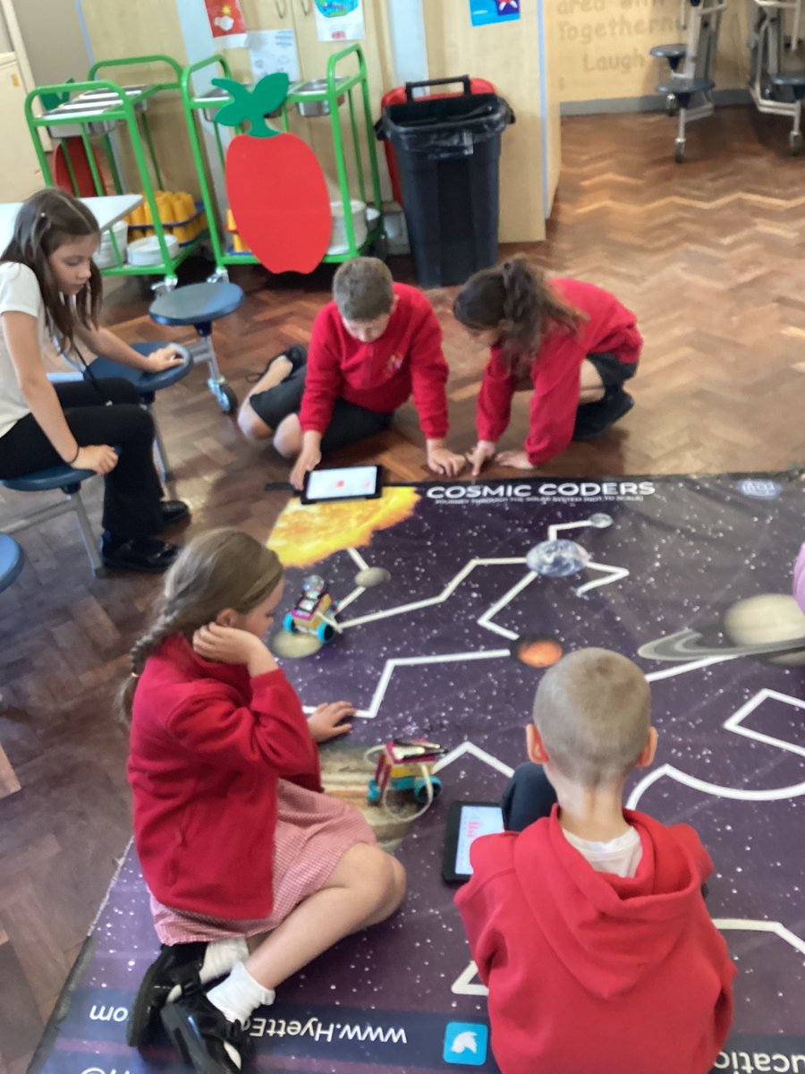 MIssBai69392016's tweet photo. We have been programming our Lego robots #year4 #joeyscomputing @rafyouthengage @stjs_staveley https://t.co/PUvsgv9aLk