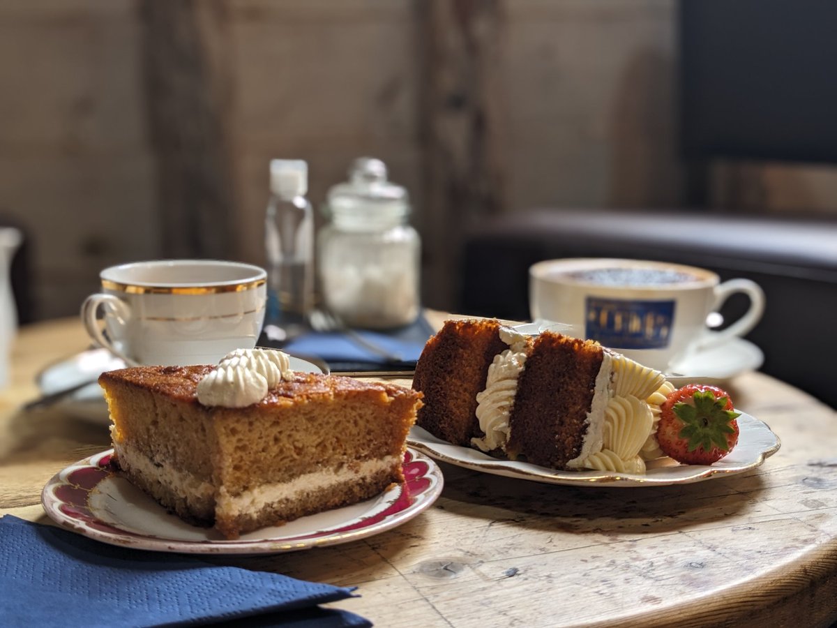 Euthumia's tweet photo. Eljöttünk sétálni...is ...
#crumbs
#butfirstcake https://t.co/1mWtRtYr73