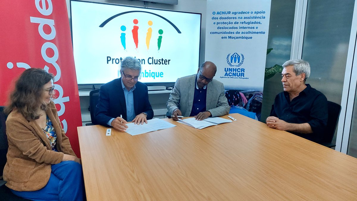 UNHCRMozambique's tweet photo. The MoU between UNHCR 🇲🇿and #Helpcode on Co-Coordination of the #ProtectionCluster was signed today by UNHCR Representative Ahmed Baba Fall and Paolo Gomiero, Helpcode Country Director. https://t.co/3KYGPXdemi