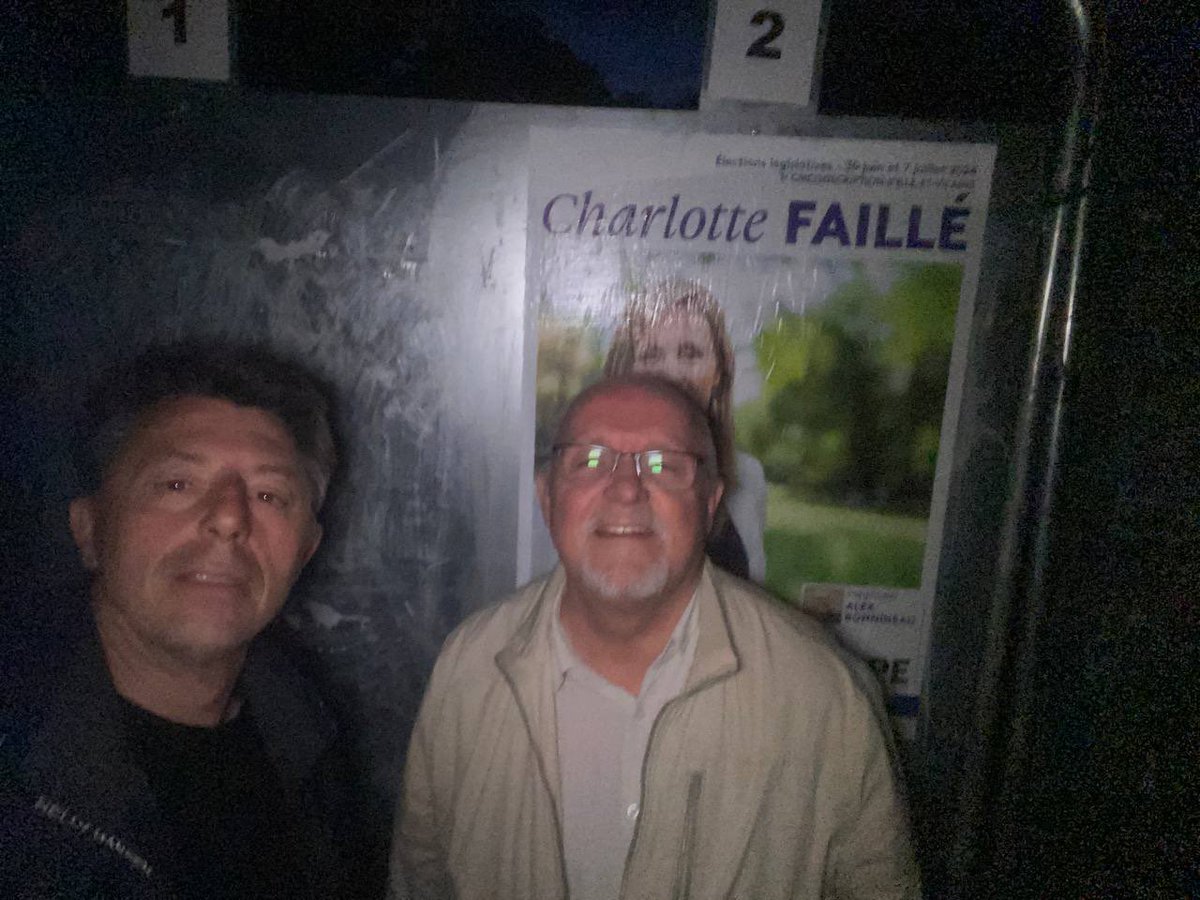 🔵 Collage dans la circonscription hier soir ! 

💪 Une campagne, c’est un travail d’équipe, surtout dans l’intensité du second tour !