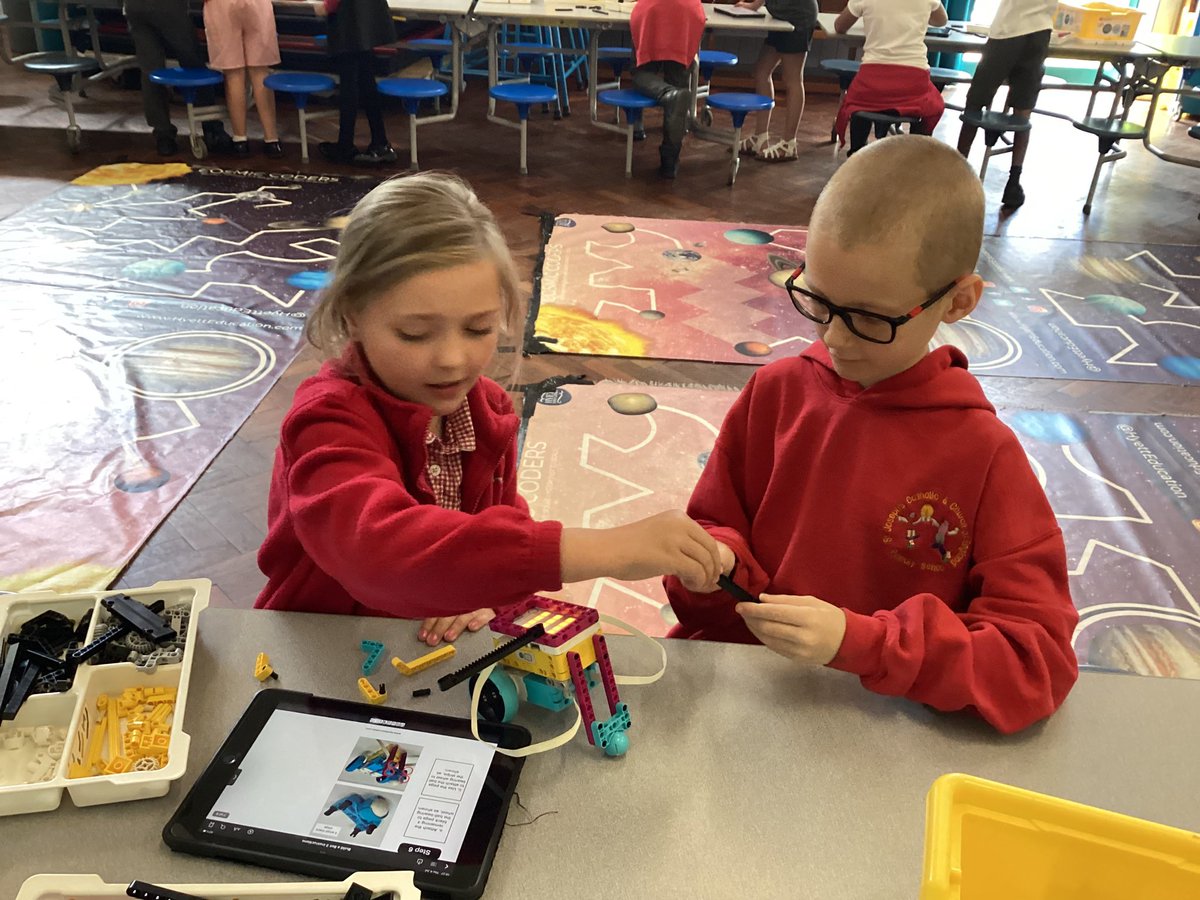 MIssBai69392016's tweet photo. We have been building our Lego robots #year4 #joeyscomputing @rafyouthengage @stjs_staveley https://t.co/YKtSoChuj9
