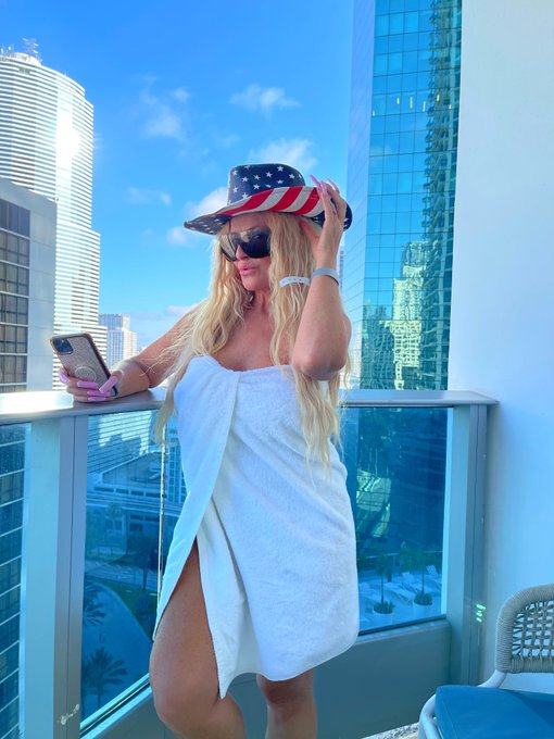 Happy 4th of July ❤️ https://t.co/QhUfsqCXYd<a href="/tag/realloyalfans"class="tags"><span>#realloyalfans</span></a>