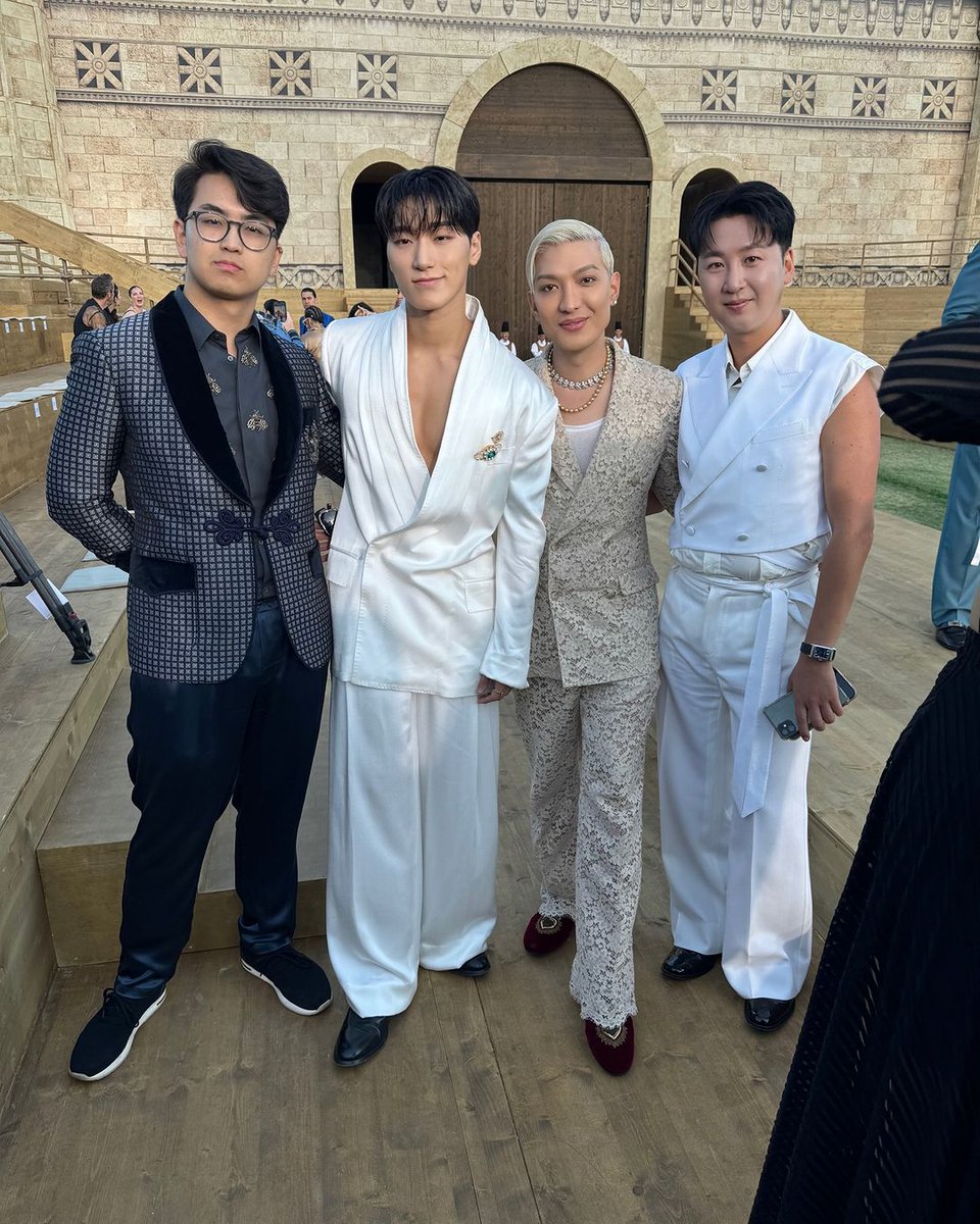fashiohit_'s tweet photo. Singer from ATEEZ - Choi San link up with Bryanboy at Dolce Gabbana 🔥 

#FashioHIT #ATEEZ #CHOISAN #DOLCEGABBANA #bryanboy https://t.co/XRRWEzIJWC