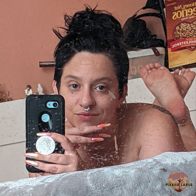 She's a 10 but her mirror is always dirty &amp; some days she just eats dry cheerios. 🖤 Face &amp; Feets. https://t<a href="/tag/mvsales"class="tags"><span>#mvsales</span></a>