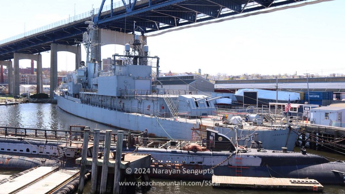 USAS_WW1's tweet image. #USNavy #ships #ColdWar #JFK #RFK The Gearing-class destroyer USS Joseph P. Kennedy, Jr. just missed WWII but was in the Korean War, Taiwan Straits, NASA Mercury and Gemini programs, Cuban Missile Crisis, etc. For decades, she sailed the world’s oceans and seas! Let's tour... 1/